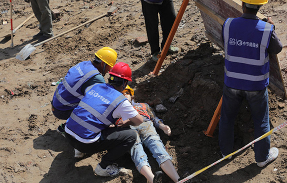 工程公司舉辦“安全生產(chǎn)月”啟動會暨邊坡坍塌事故應(yīng)急演練